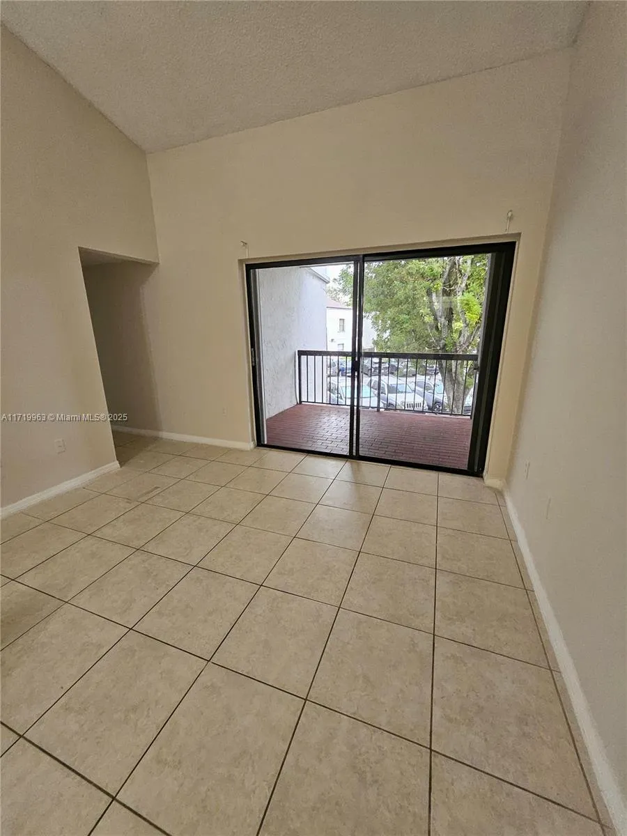 9421 Fontainebleau Blvd # 35, Miami FL 33172