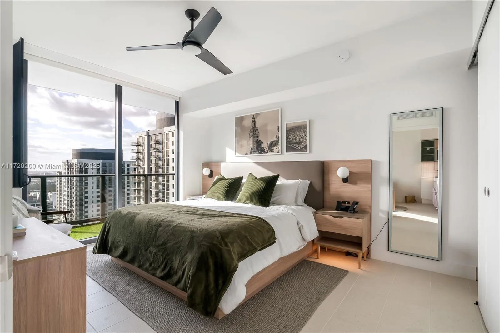 1 bedroom 1 bath for sale at 601 NE 1 AVE # 3604, Miami FL 33132