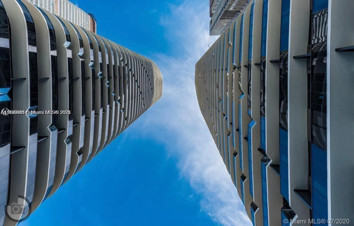 1 bedroom 2 bath for rent at 55 SW 9th St # 2604, Miami FL 33130