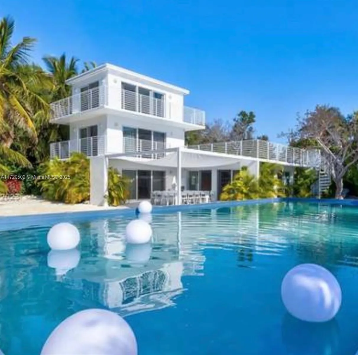 4 bedroom 5 bath for sale at 98701 Overseas Hwy, Key Largo FL 33037