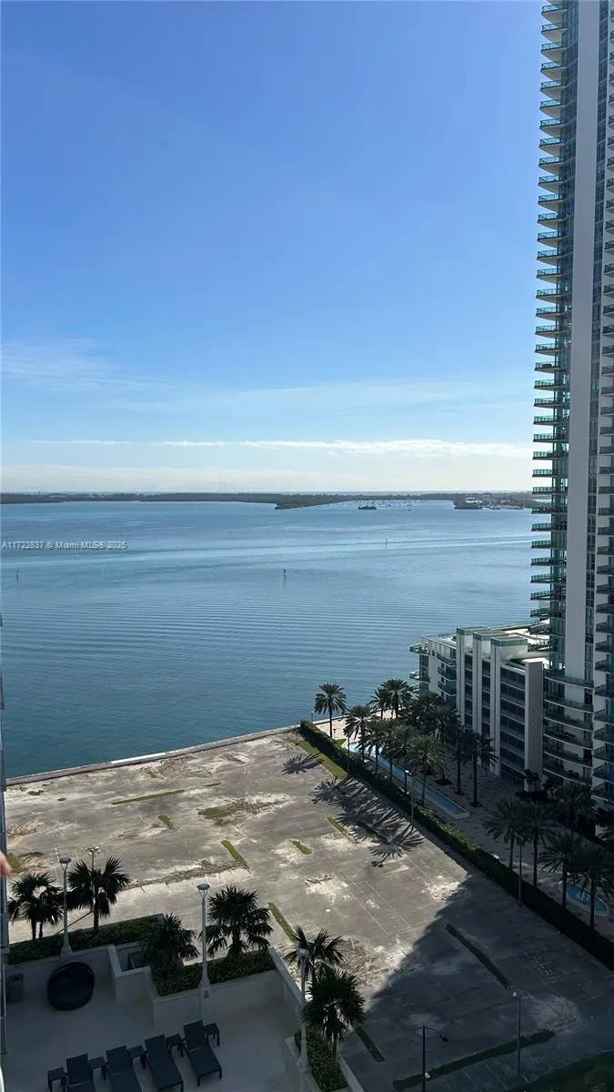 1 bedroom 1 bath for sale at 1200 Brickell Bay Dr # 2007, Miami FL 33131