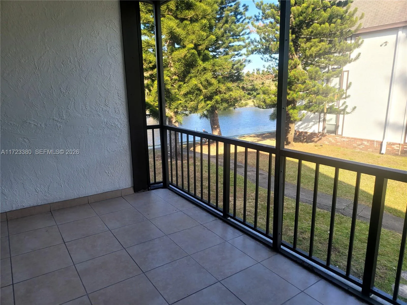 3750 Inverrary Dr # 2Y, Lauderhill FL 33319