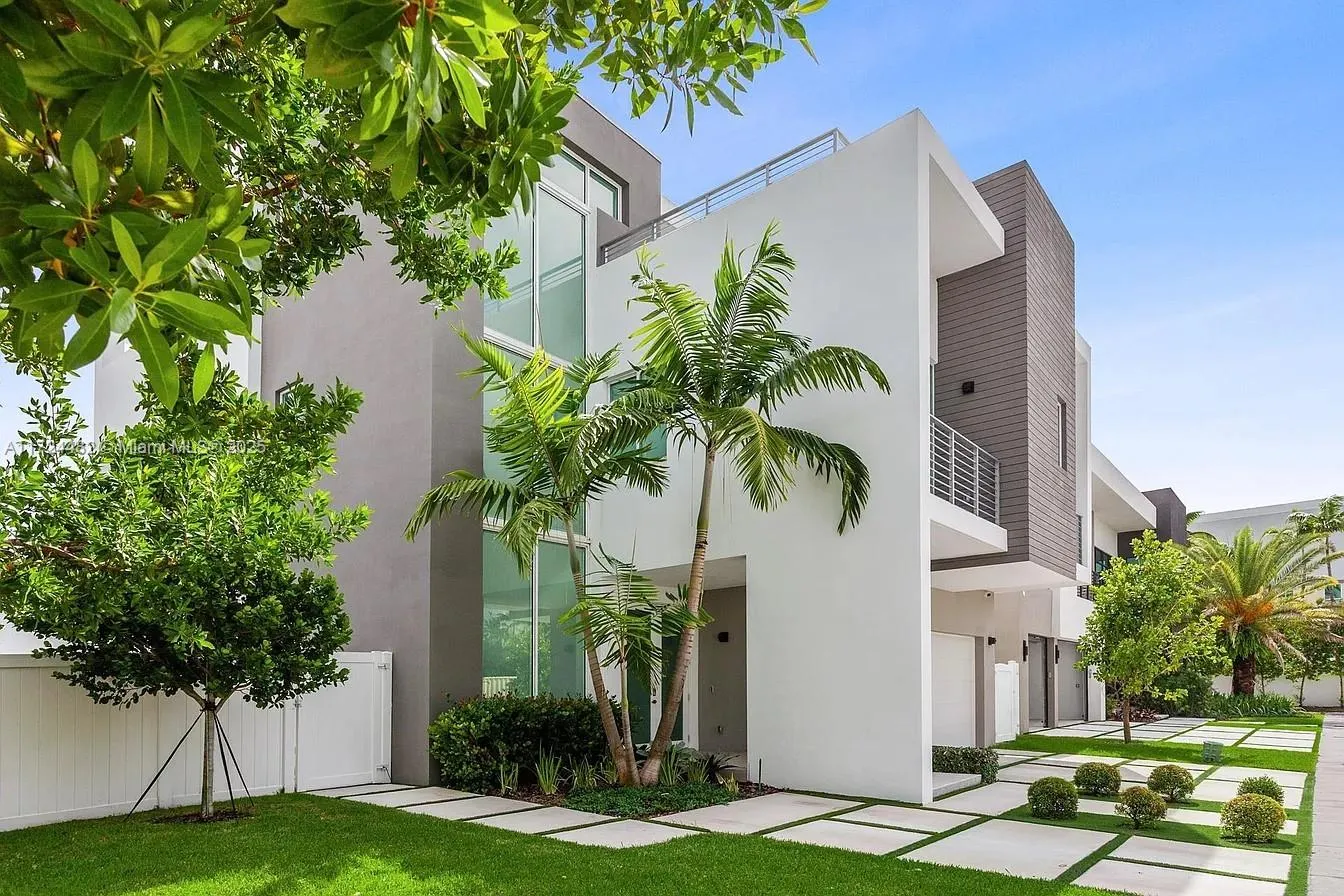 5 bedroom 5 bath for sale at 6821 NW 104th Ct, Doral FL 33178