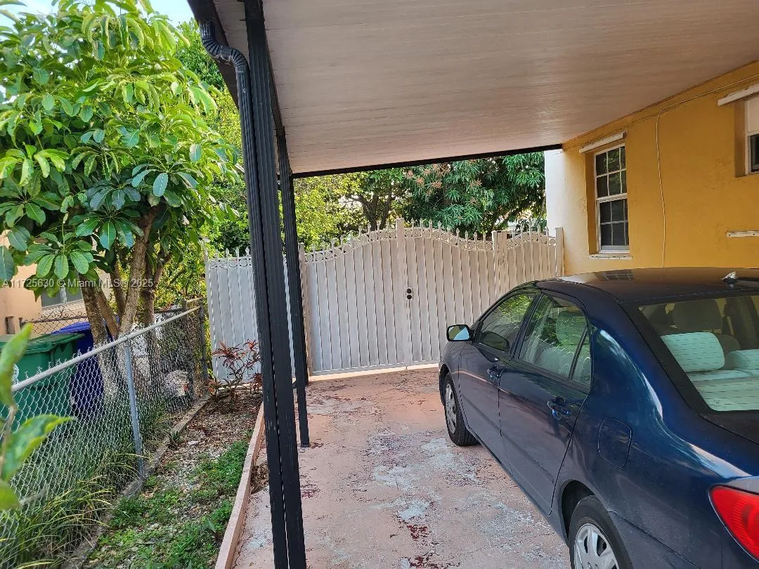 3240 NW 18th St, Miami FL 33125