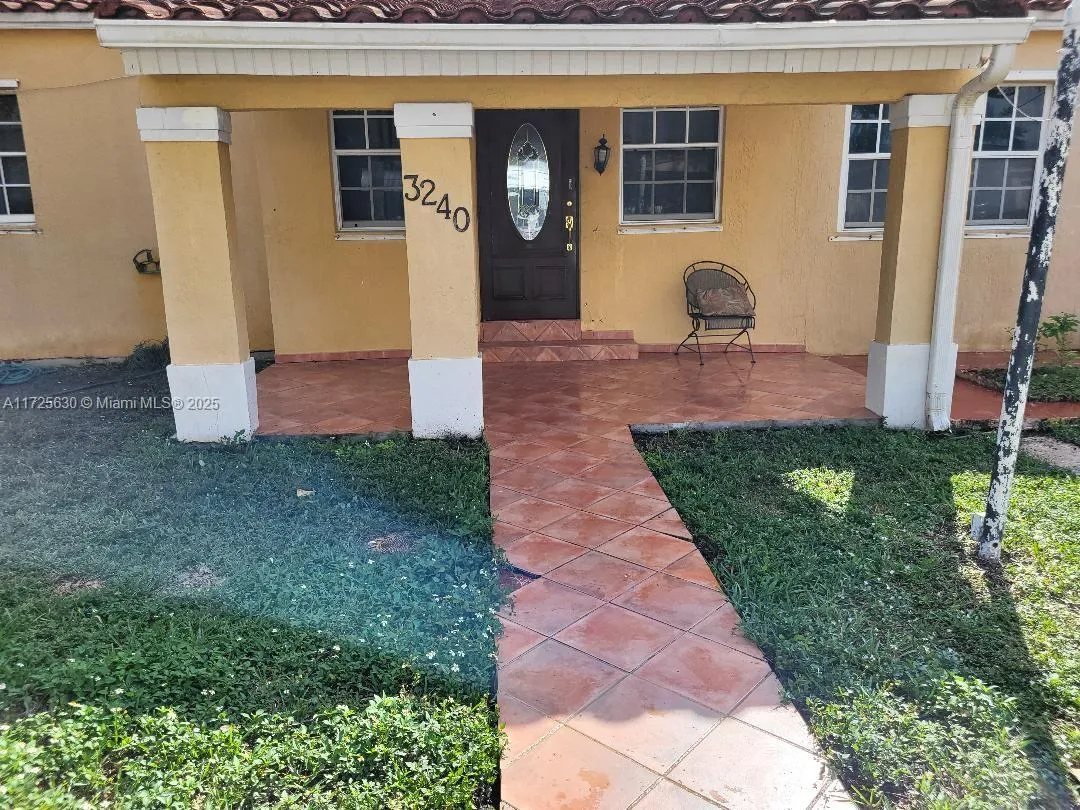 3240 NW 18th St, Miami FL 33125