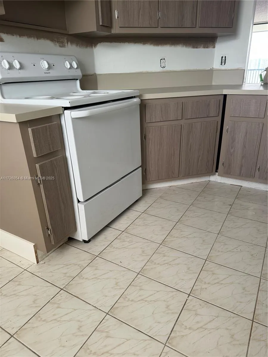 117 Lake Emerald Dr # 202, Oakland Park FL 33309