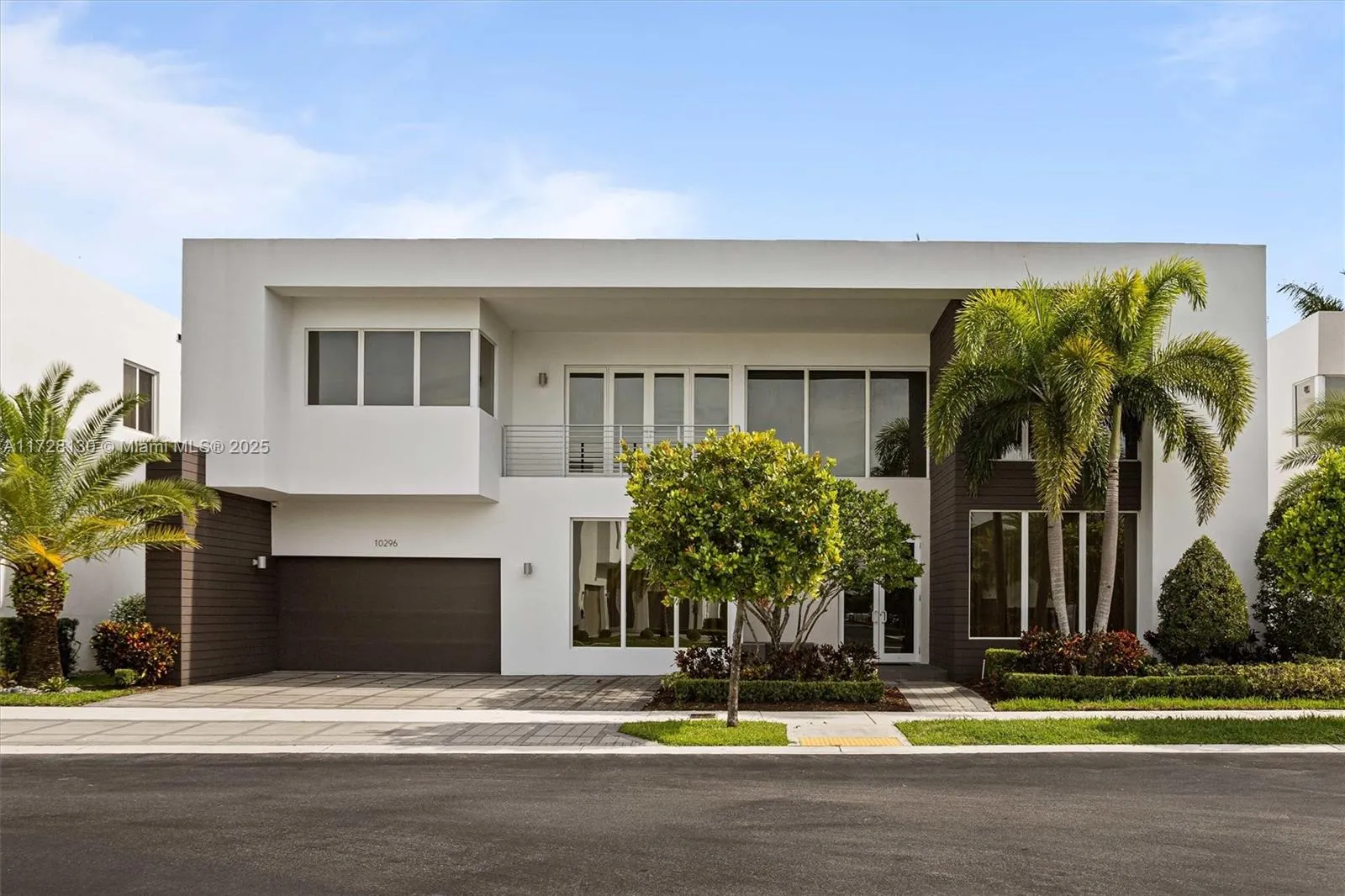 5 bedroom 5 bath for sale at 10296 NW 74th Ter, Doral FL 33178