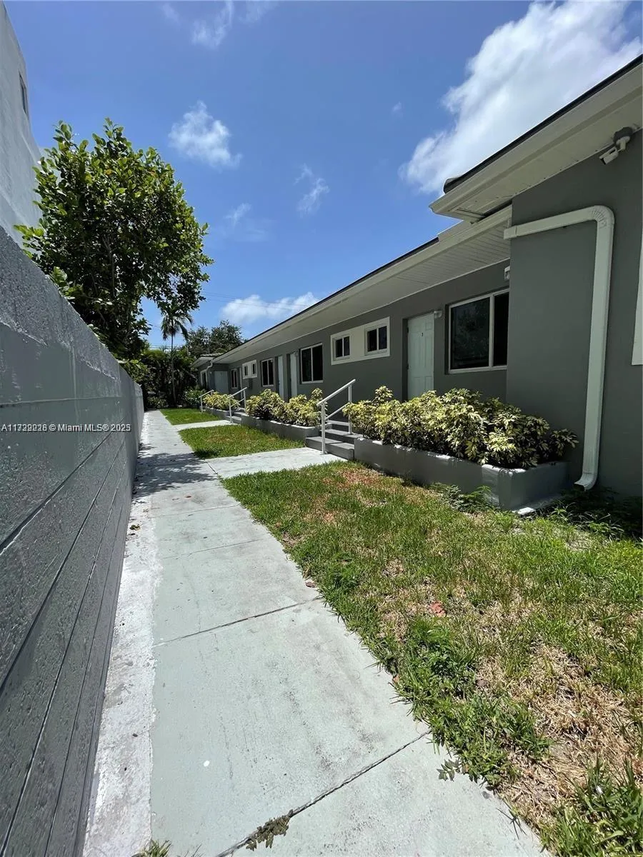 1995 Calais, Miami Beach FL 33141