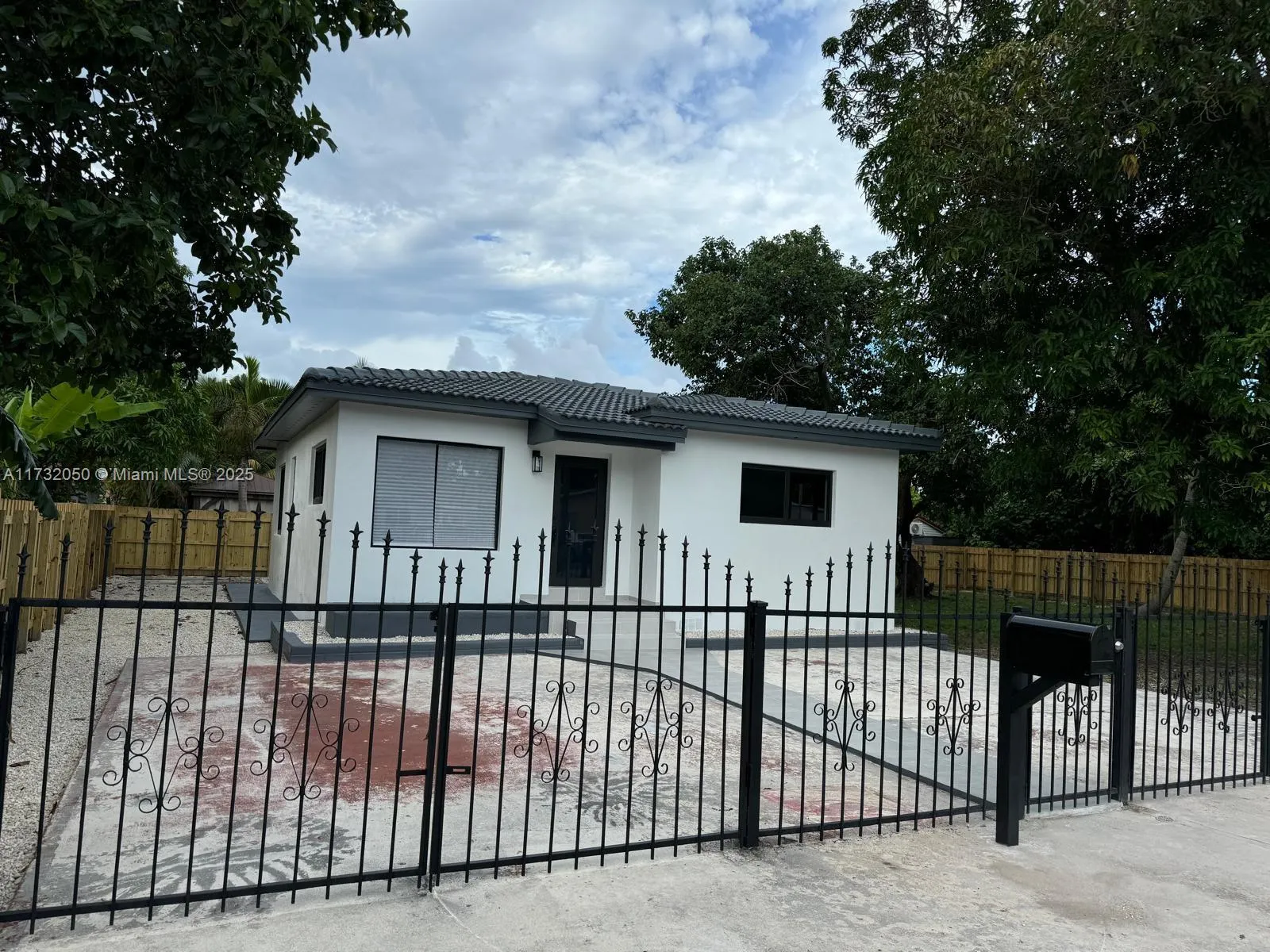 565 NW 98th St, Miami FL 33150