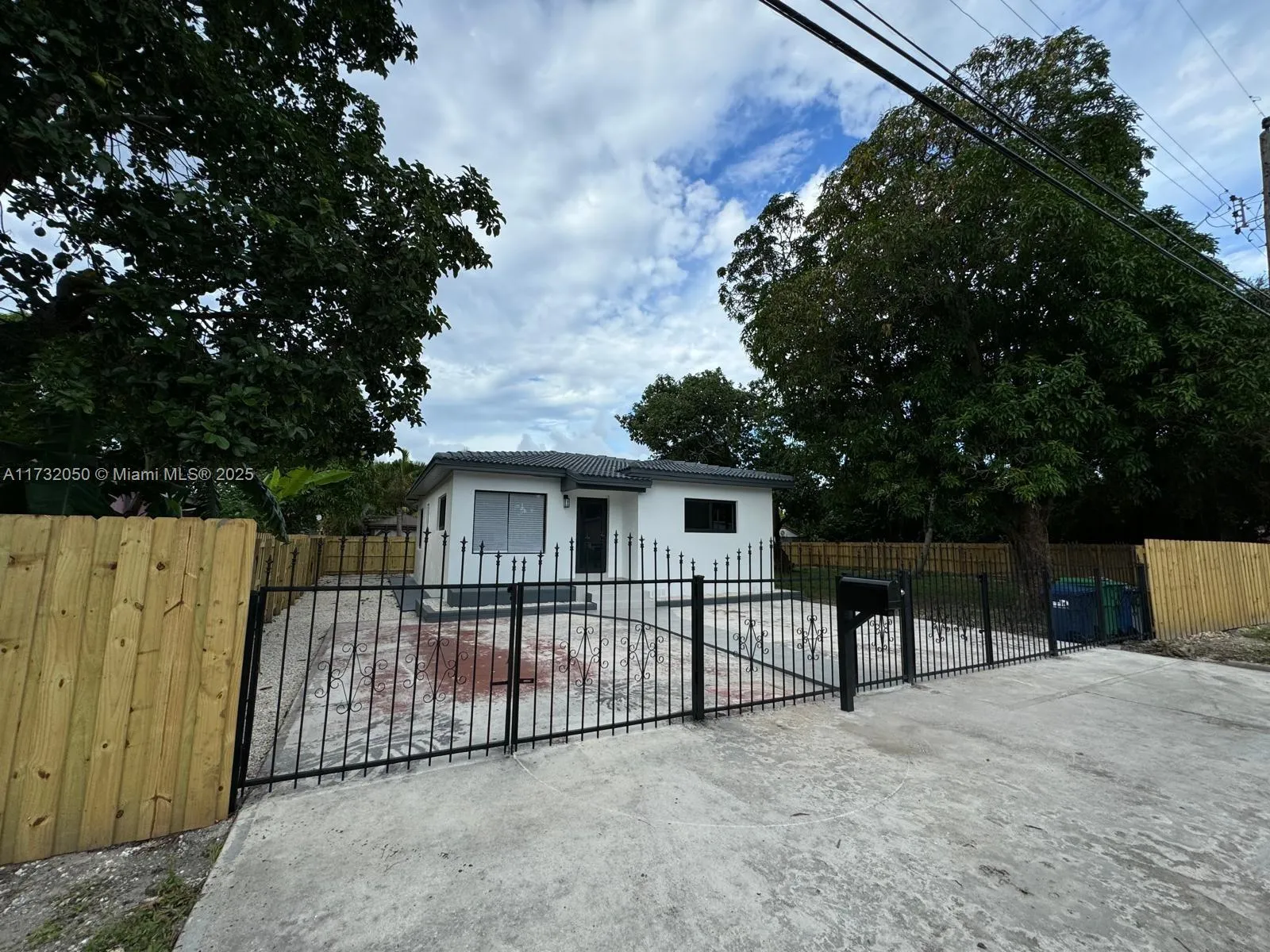 565 NW 98th St, Miami FL 33150