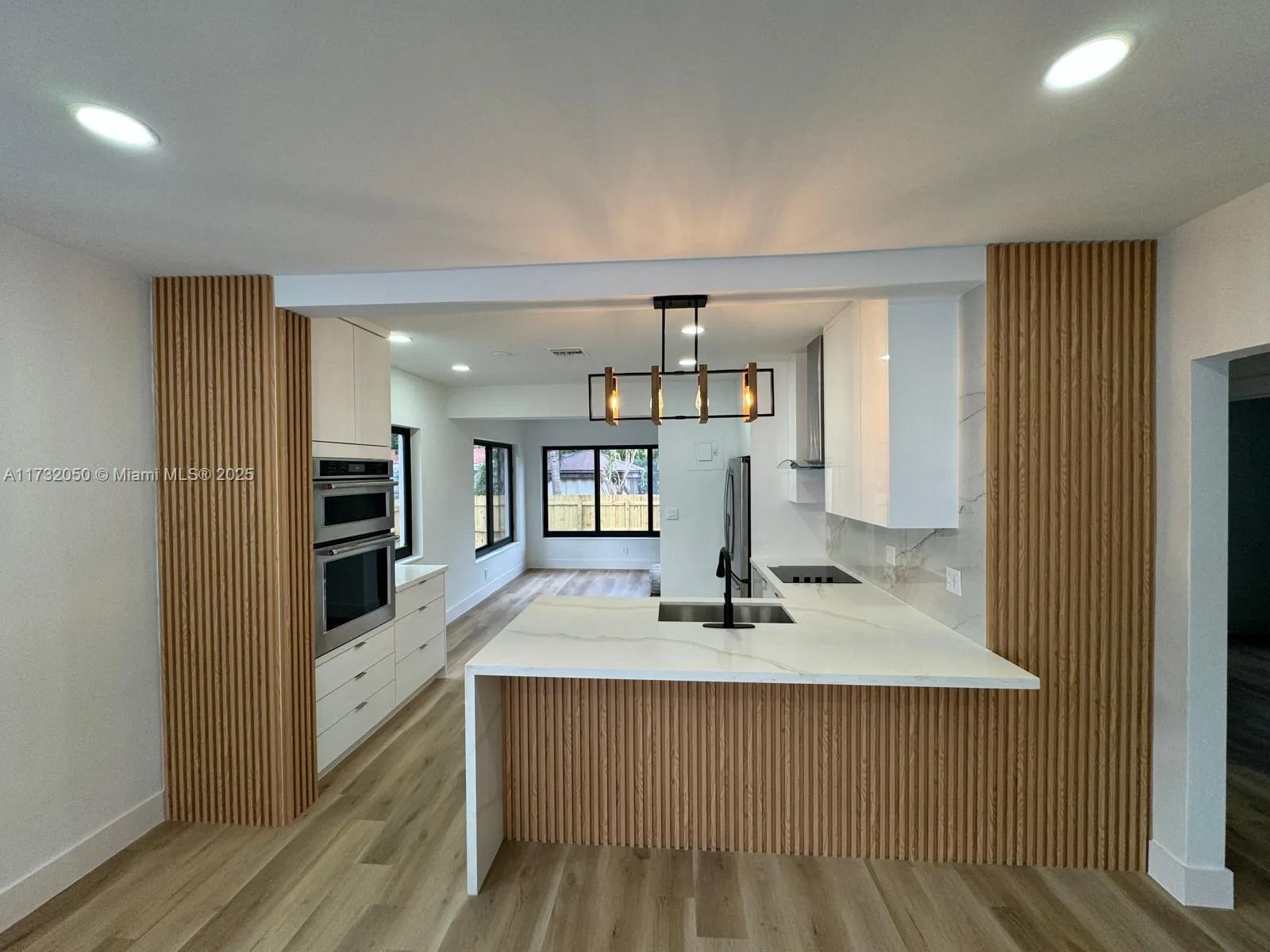 565 NW 98th St, Miami FL 33150