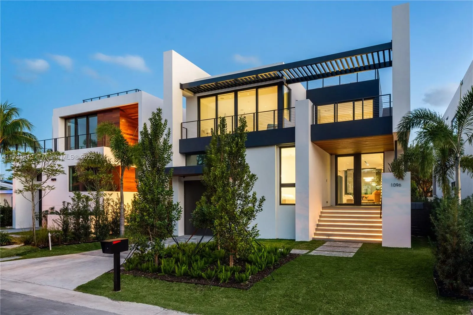 4 bedroom 4 bath for sale at 1096 N Venetian Dr, Miami FL 33139