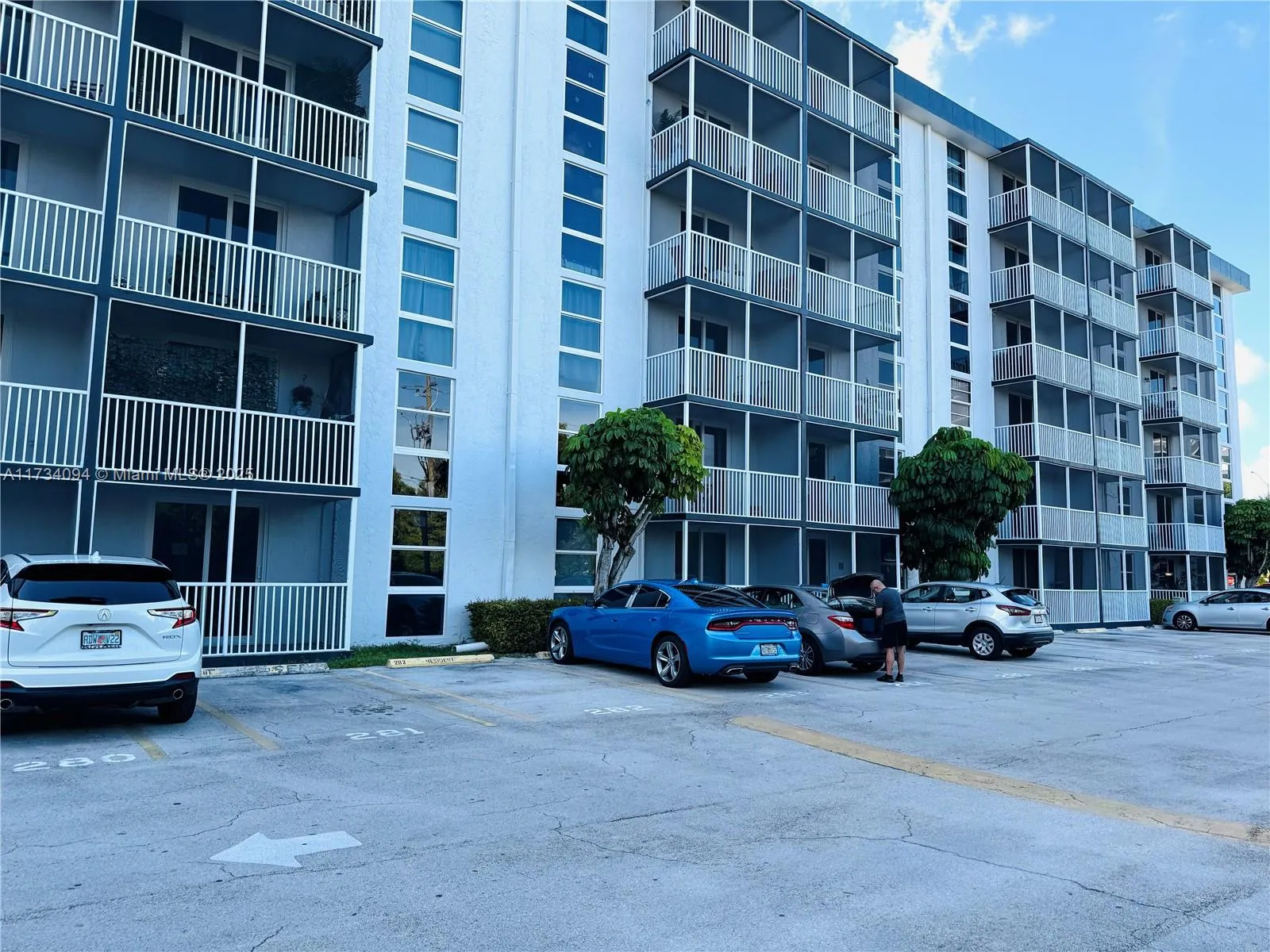 1 bedroom 1 bath for sale at 16950 W Dixie Hwy # A429, North Miami Beach FL 33160