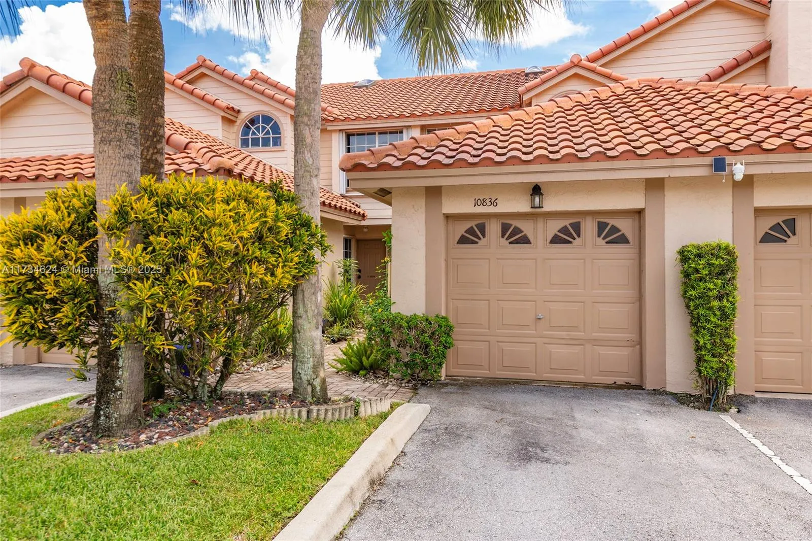 2 bedroom 2 bath for sale at 10836 Cypress Glen Dr, Coral Springs FL 33071