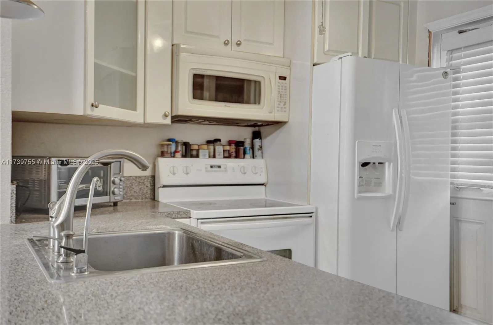 5103 NW 35th St # 601, Lauderdale Lakes FL 33319