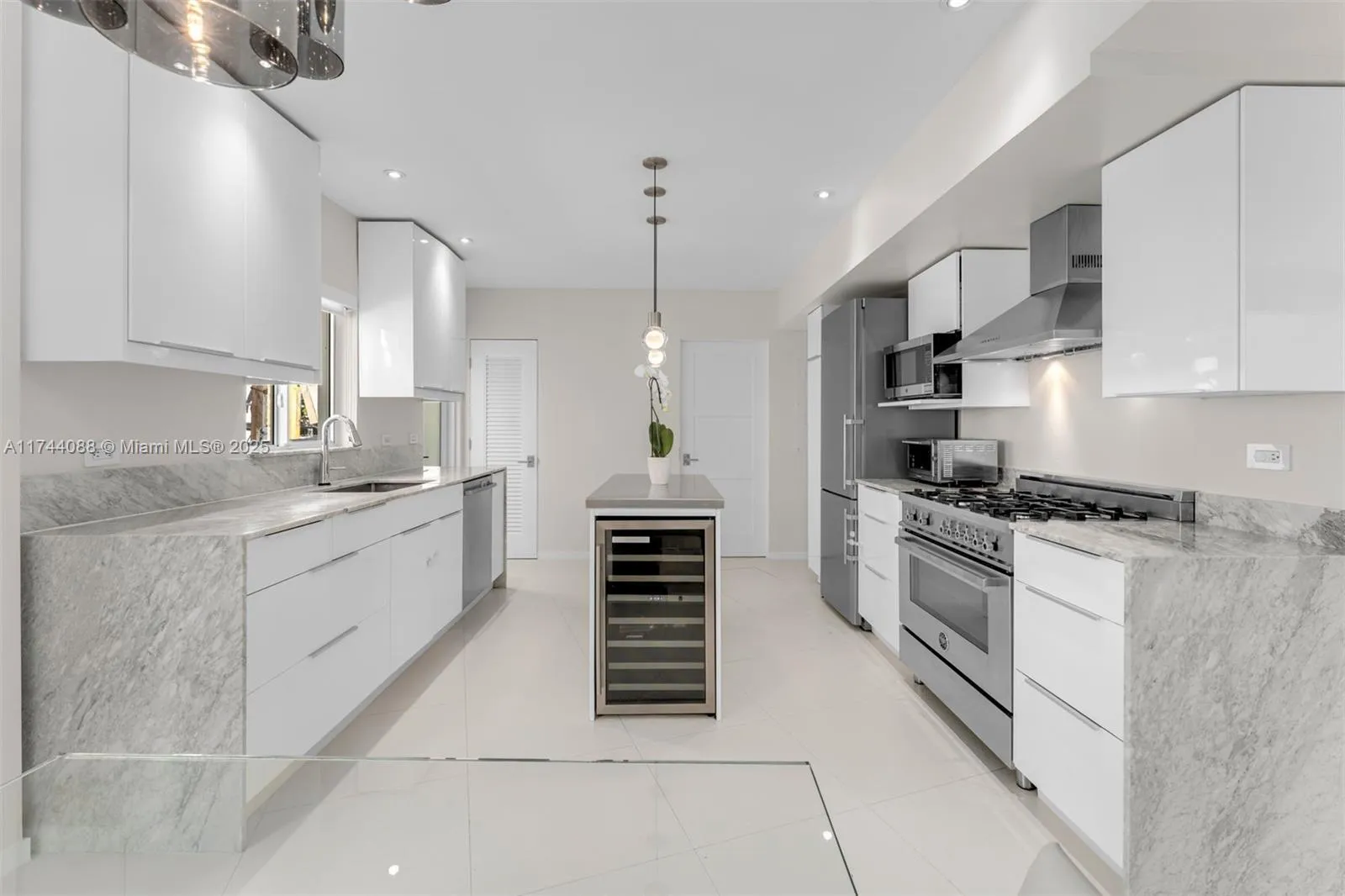 590 W 49th St, Miami Beach FL 33140