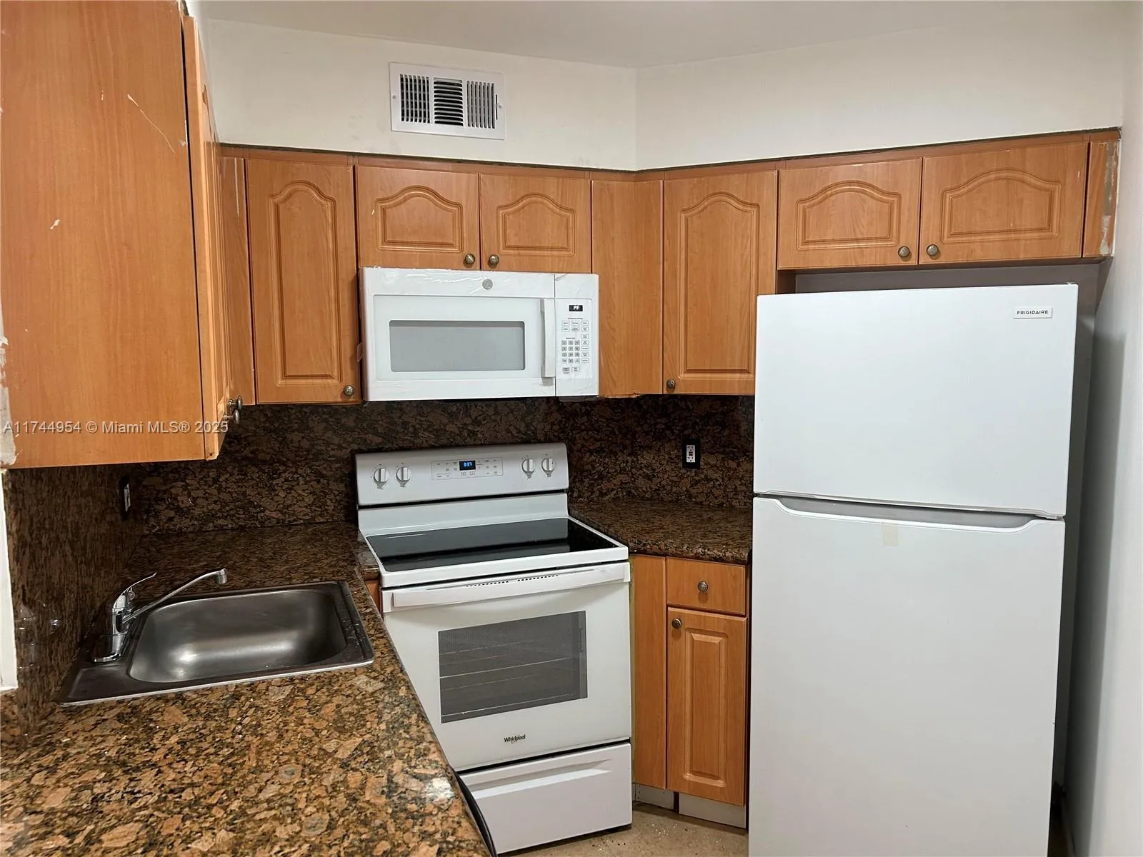 212 Lake Pointe Dr # 302, Oakland Park FL 33309