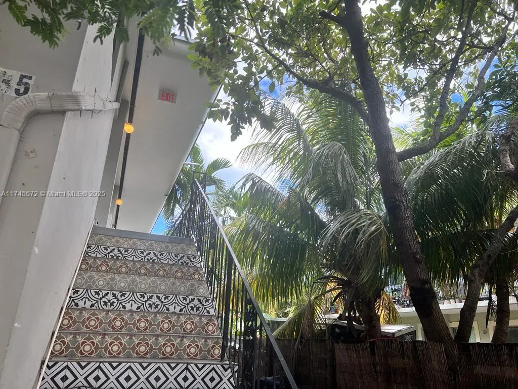 7035 Rue Granville, Miami Beach FL 33141