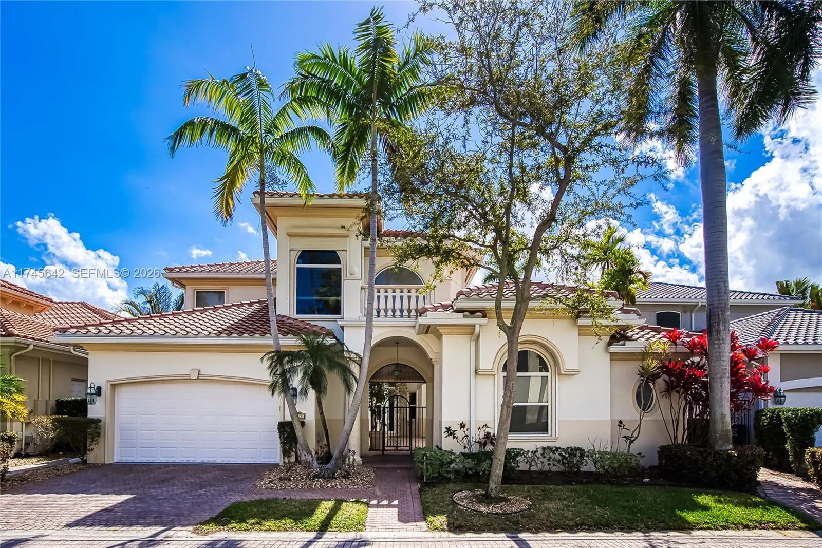 5 bedroom 4 bath for sale at 920 Captiva Dr, Hollywood FL 33019