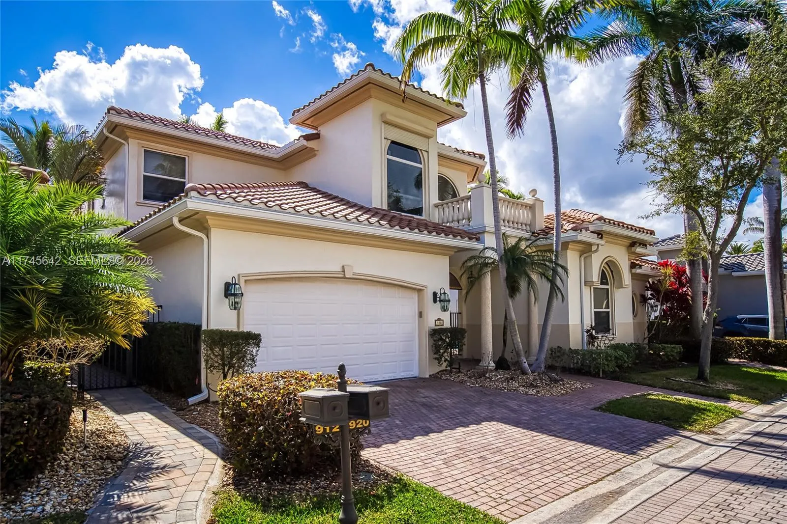 920 Captiva Dr, Hollywood FL 33019