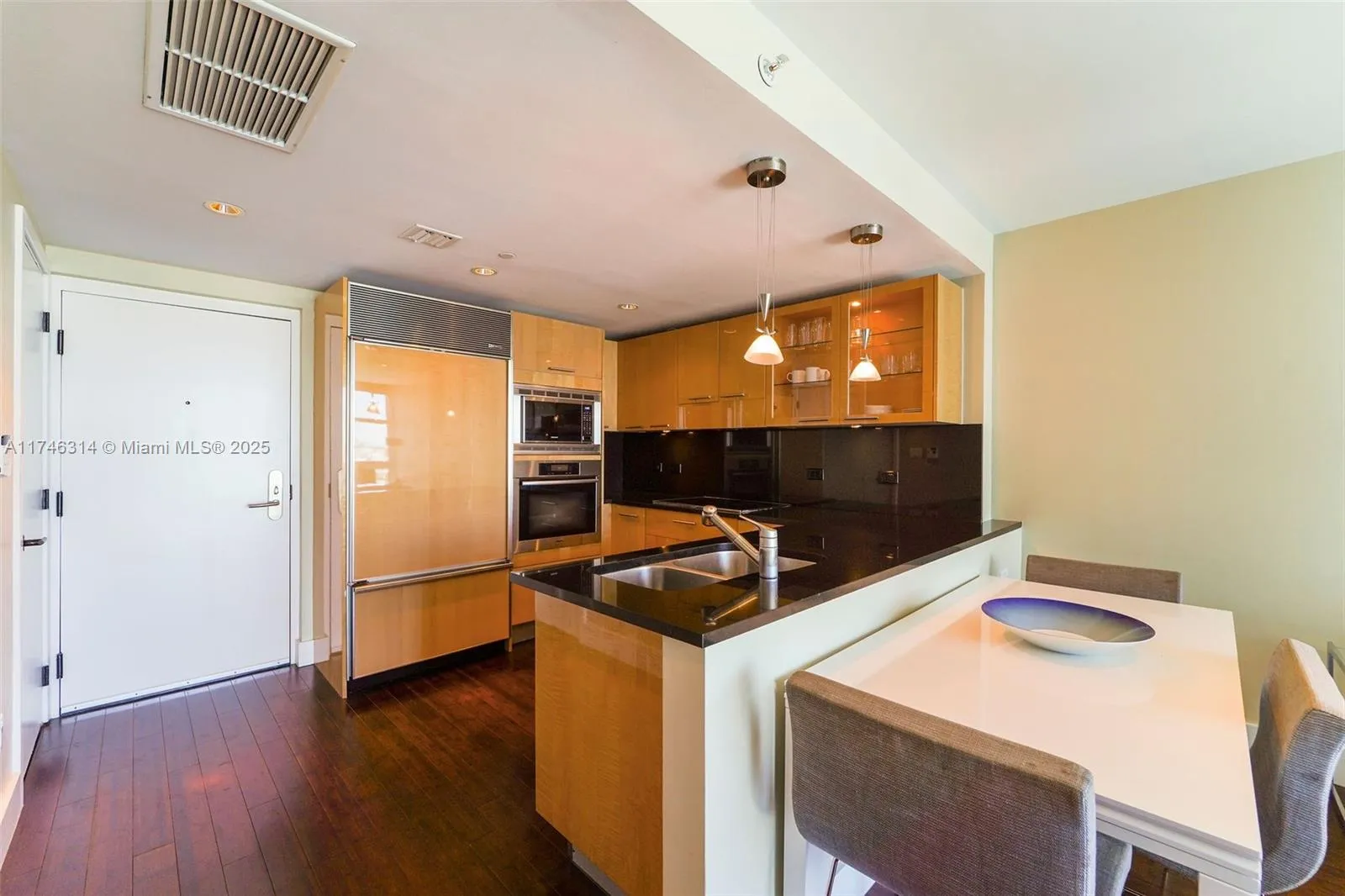 6801 Collins Ave, Miami Beach FL 33141