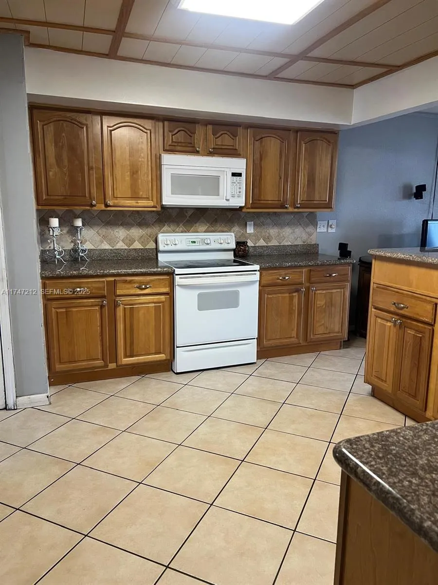 3057 Coral Springs Dr # 102, Coral Springs FL 33065