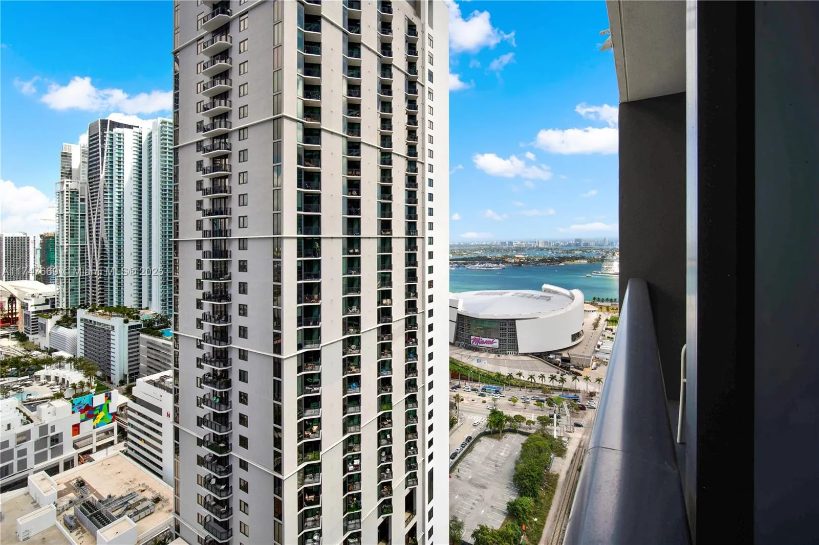 1 bedroom 1 bath for sale at 601 NE 1st  AVE # 2709, Miami FL 33132