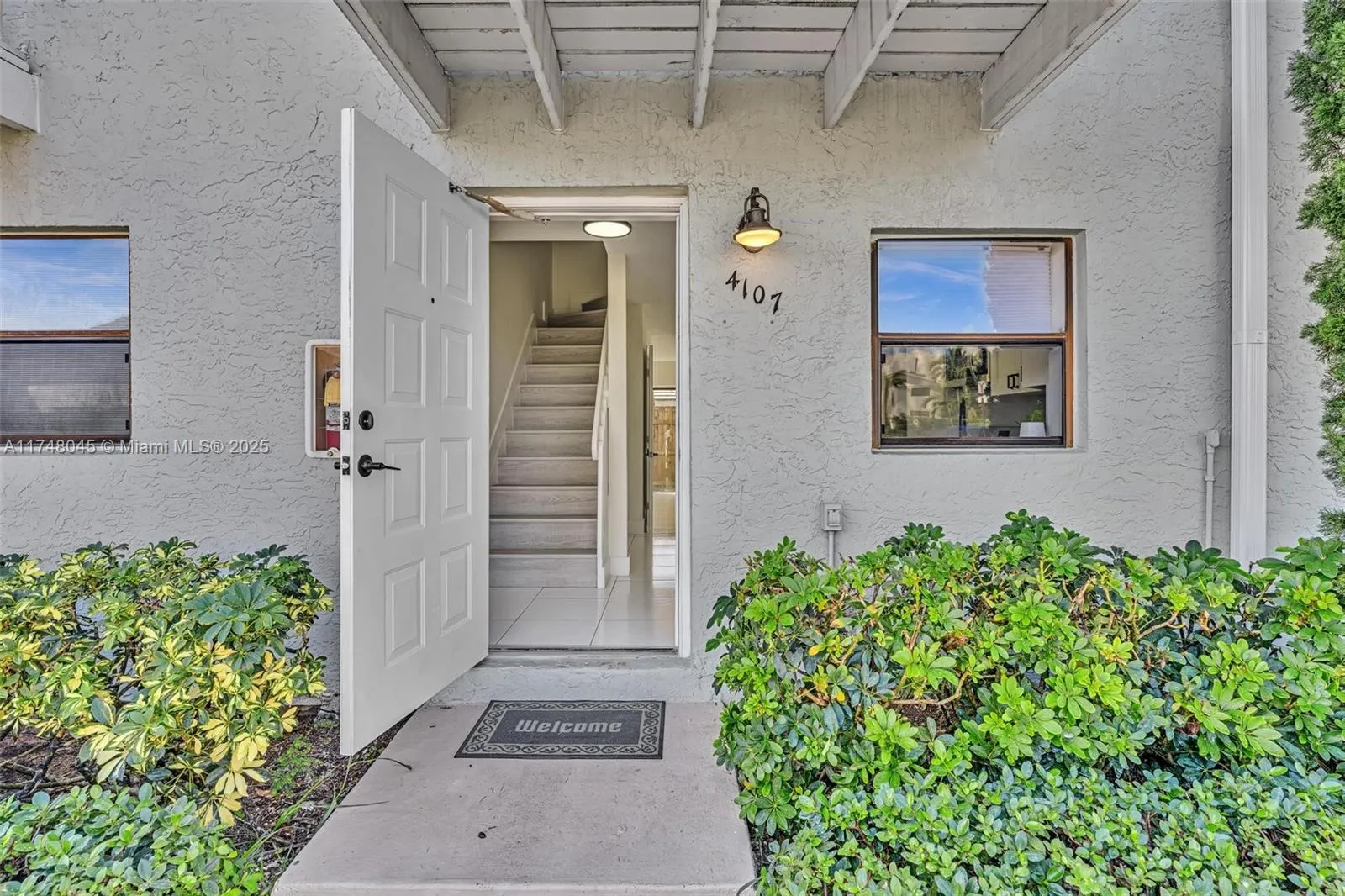 1 bedroom 1 bath for sale at 4107 NE 21st Ter, Lighthouse Point FL 33064