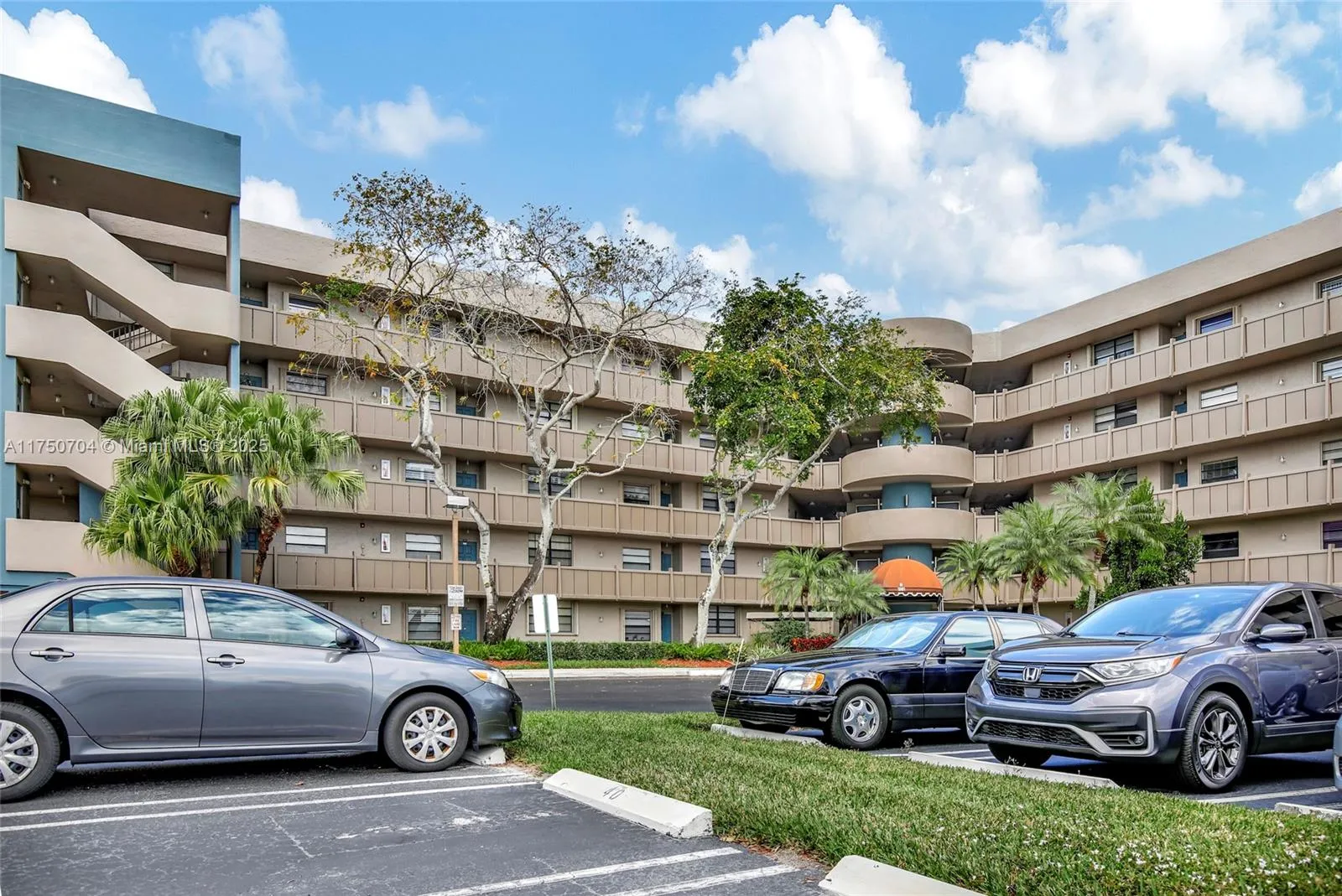 1 bedroom 1 bath for sale at 1001 Colony Point Cir # 517, Pembroke Pines FL 33026