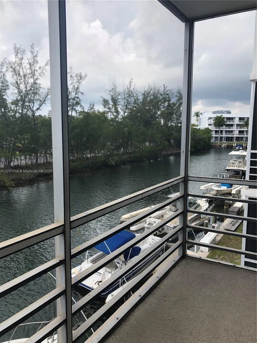 3660 NE 166th St # 305, North Miami Beach FL 33160