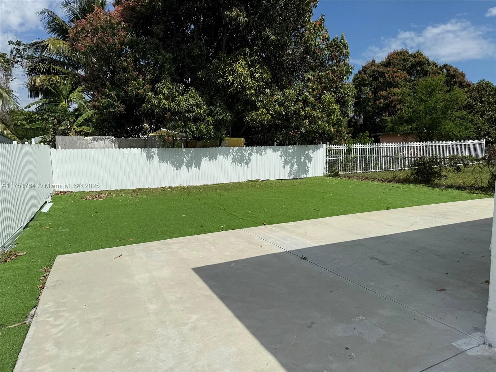 2151 NW 59th St, Miami FL 33142