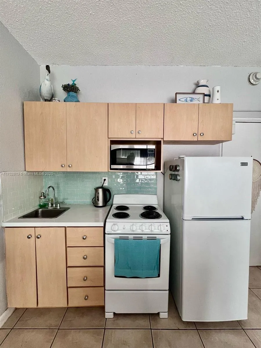3700 Collins Ave # 202, Miami Beach FL 33140
