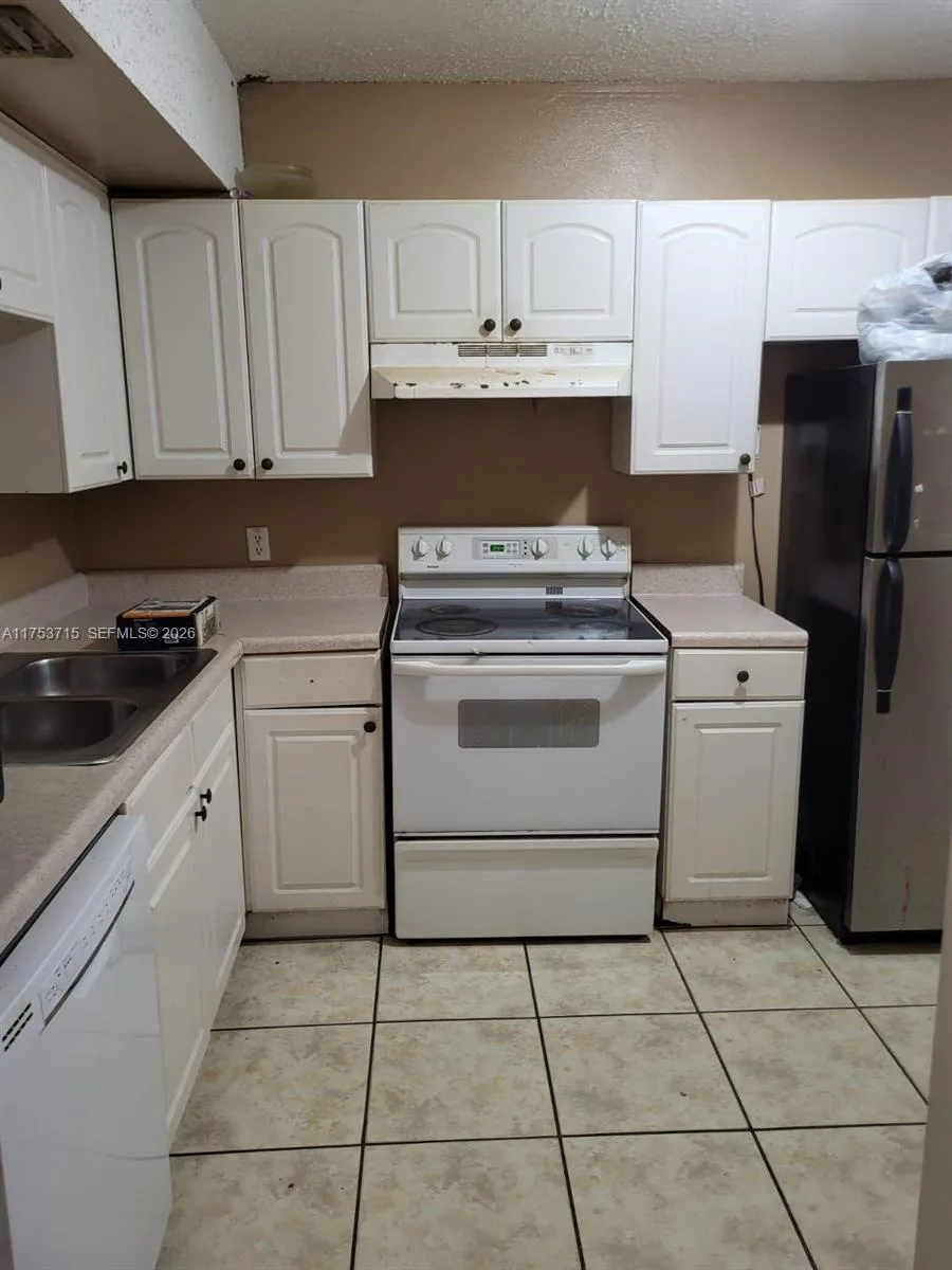 3710 NW 21st St # 302, Lauderdale Lakes FL 33311