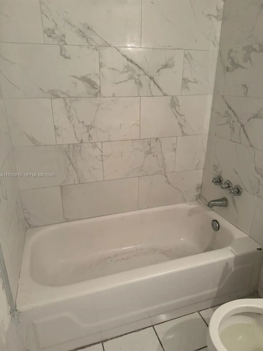 3710 NW 21st St # 302, Lauderdale Lakes FL 33311