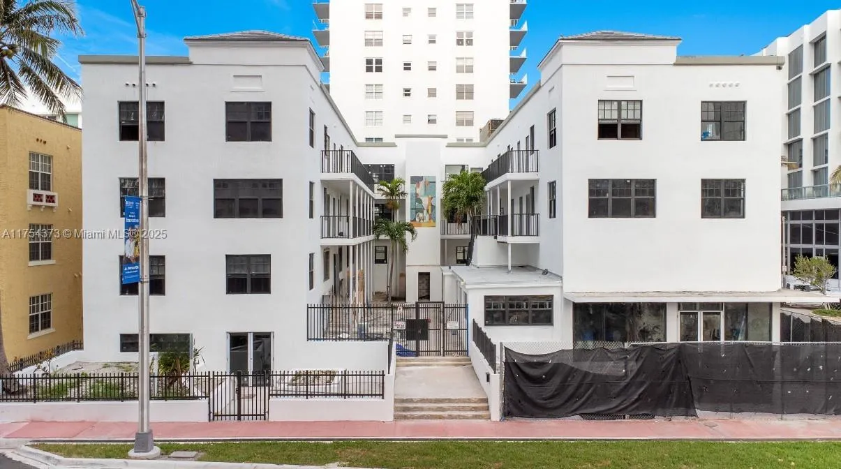 2814 Collins Ave, Miami Beach FL 33140