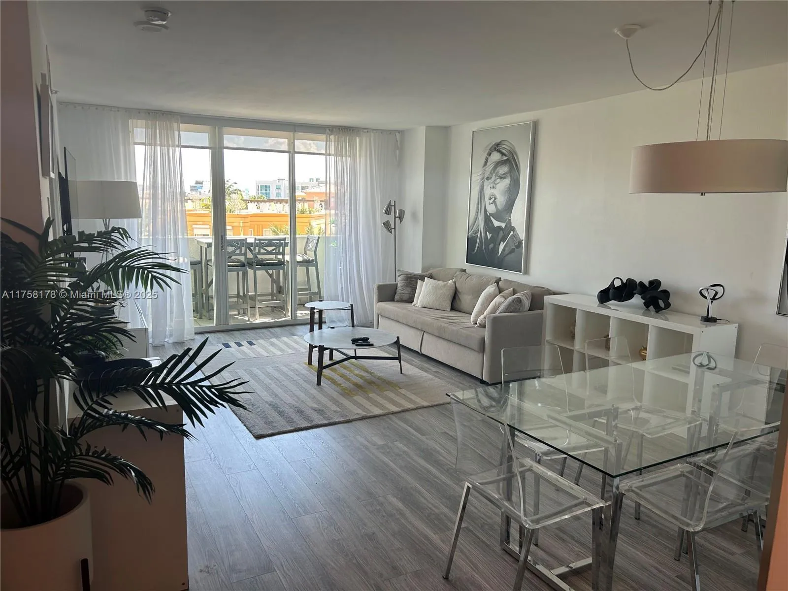 1 bedroom 1 bath for sale at 90 Alton Rd # 607, Miami Beach FL 33139