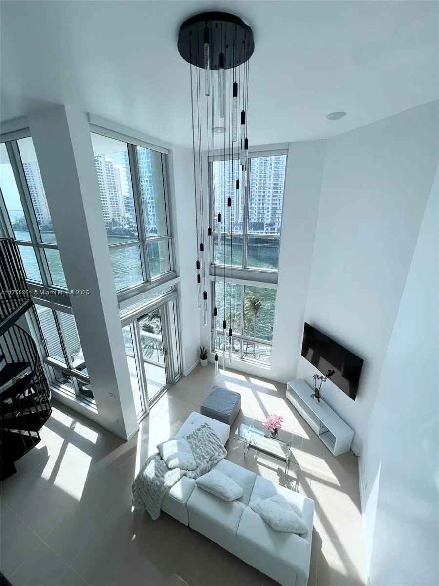 1 bedroom 1 bath for sale at 300 S Biscayne Blvd # 814, Miami FL 33131