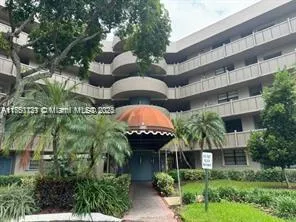 1 bedroom 2 bath for sale at 1001 Colony Point Cir # 215, Pembroke Pines FL 33026