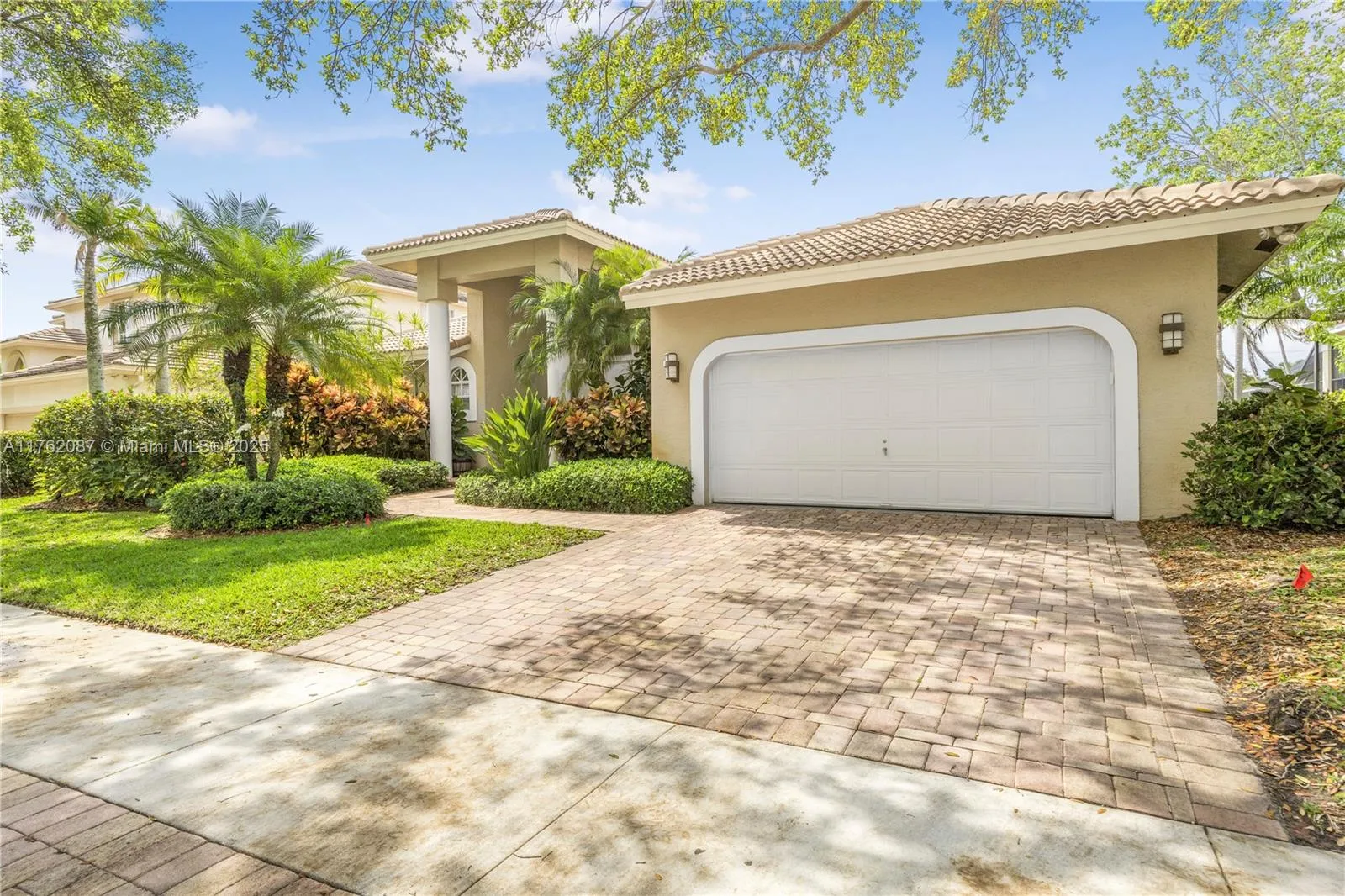 4 bedroom 3 bath for sale at 2943 Oakbrook Dr, Weston FL 33332