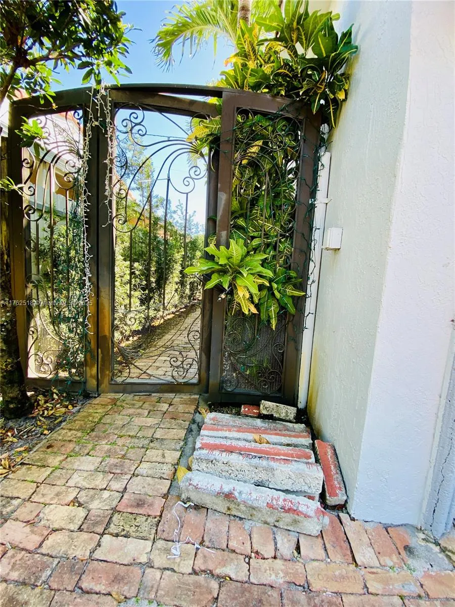 1135 SW 62nd Ave, West Miami FL 33144