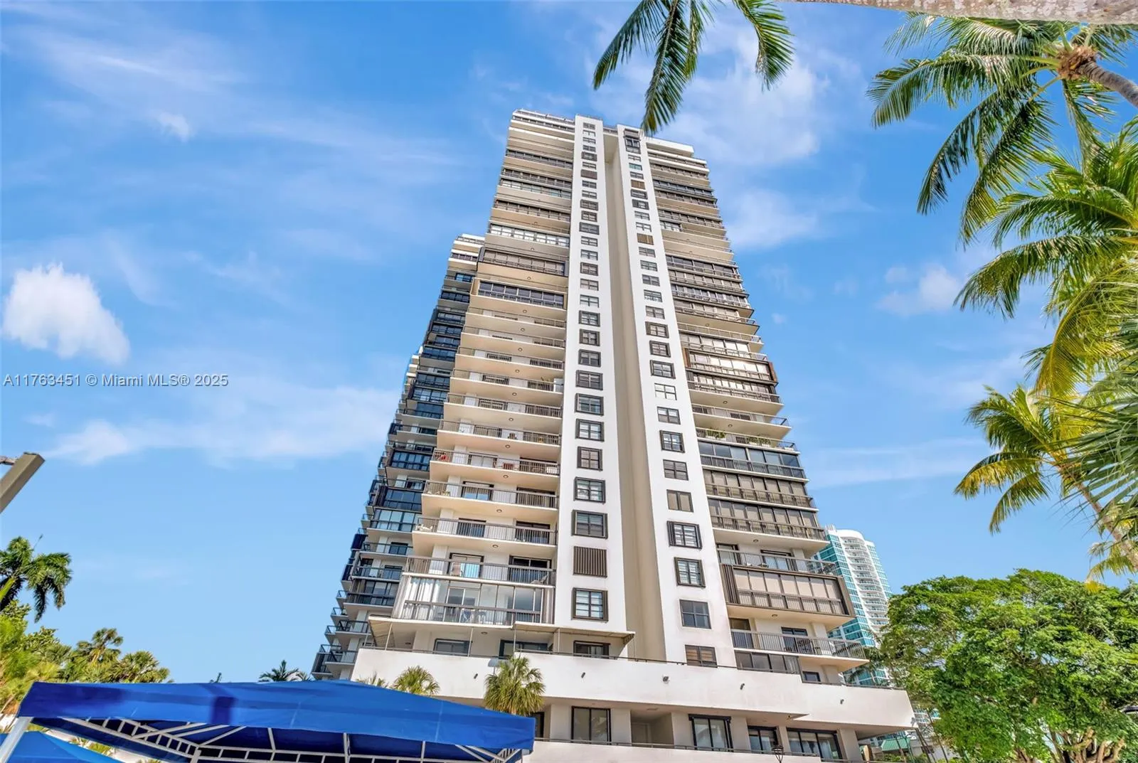2 bedroom 2 bath for rent at 2333 Brickell Ave # 305, Miami FL 33129