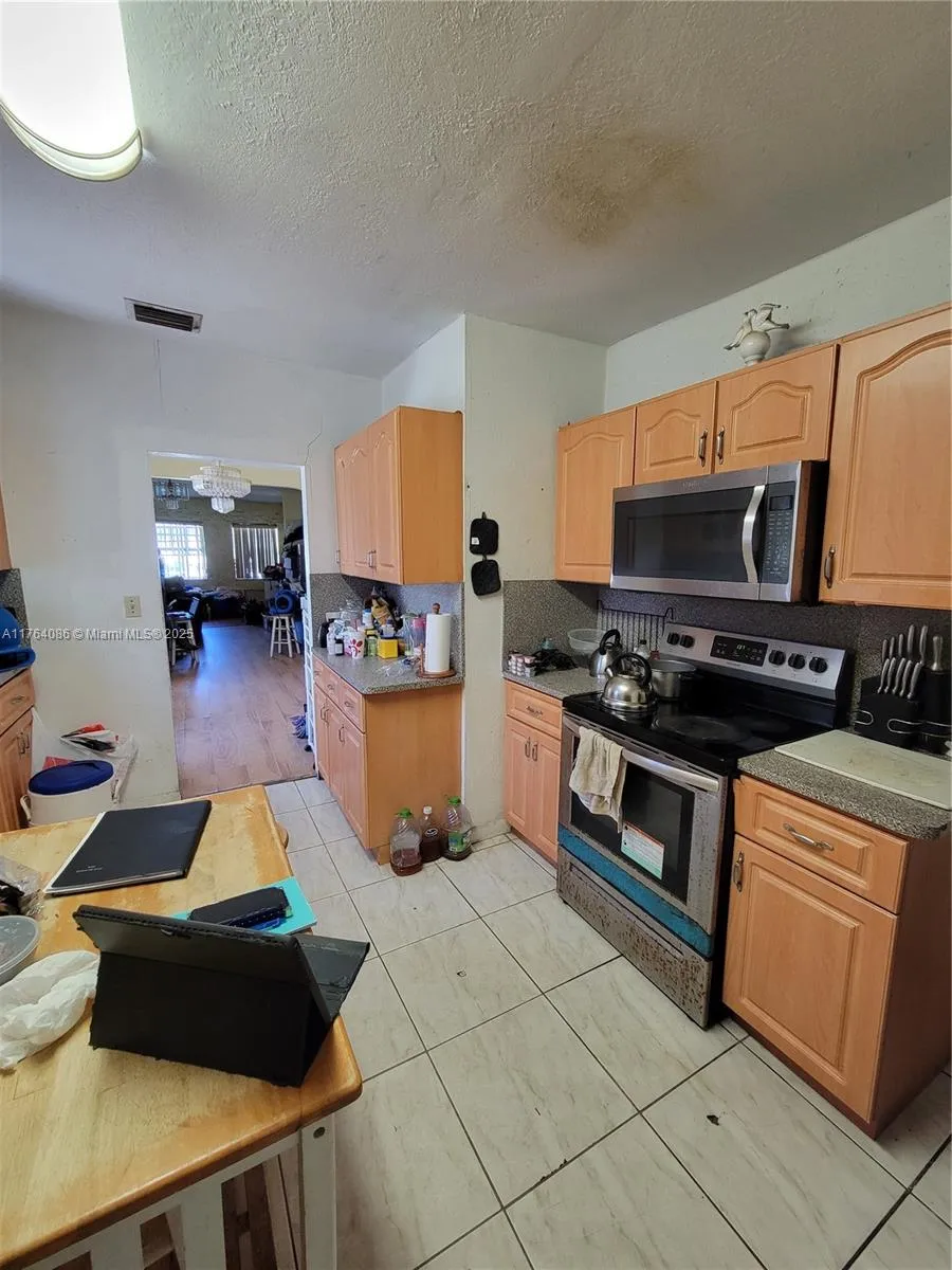 2426 NW 43rd St, Miami FL 33142