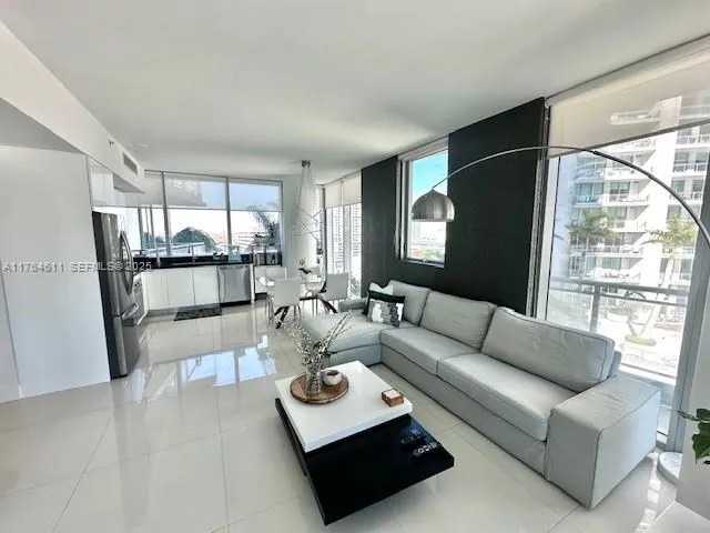 92 SW 3rd St # 1410, Miami FL 33130