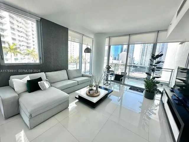 92 SW 3rd St # 1410, Miami FL 33130