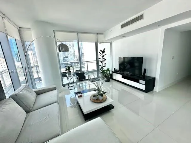 92 SW 3rd St # 1410, Miami FL 33130