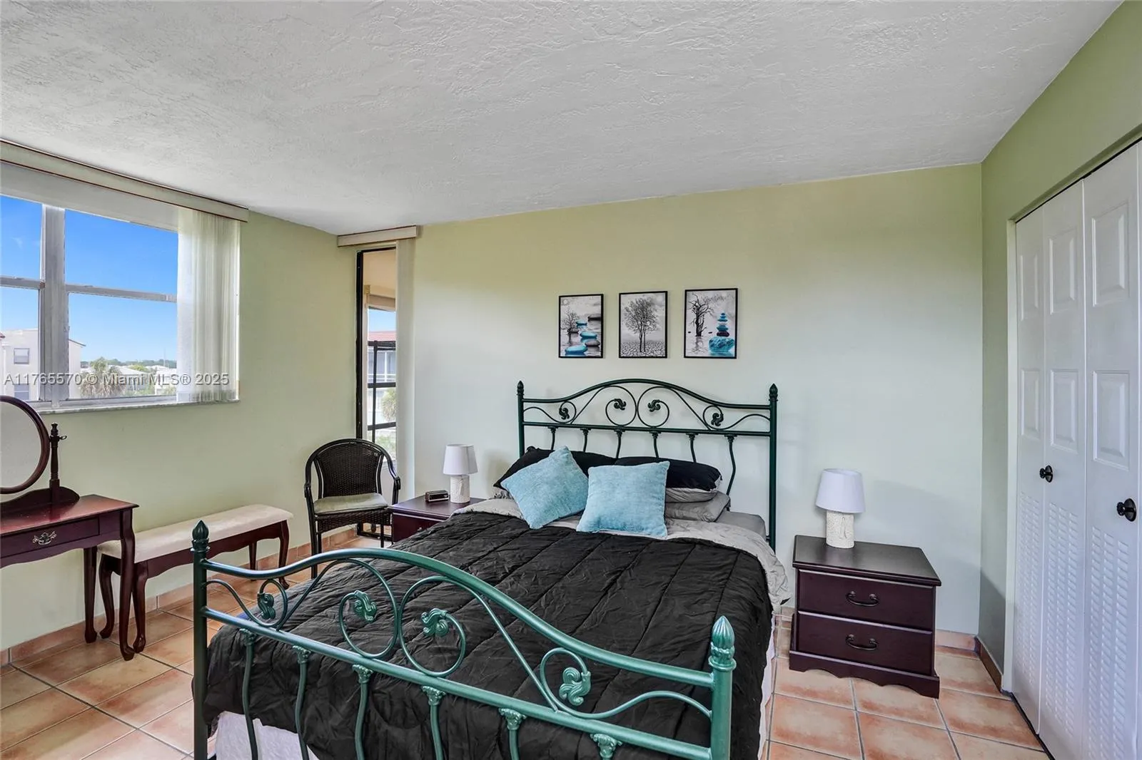 2811 Somerset Dr # 405, Lauderdale Lakes FL 33311
