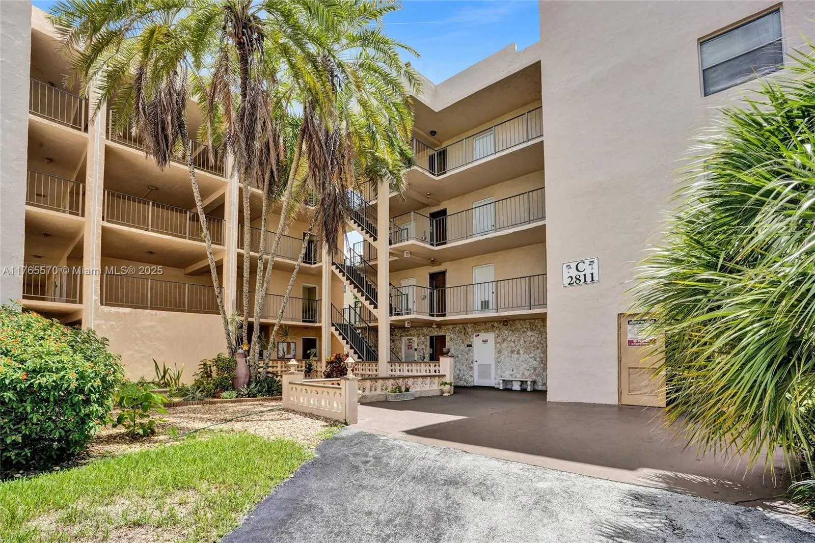 2811 Somerset Dr # 405, Lauderdale Lakes FL 33311