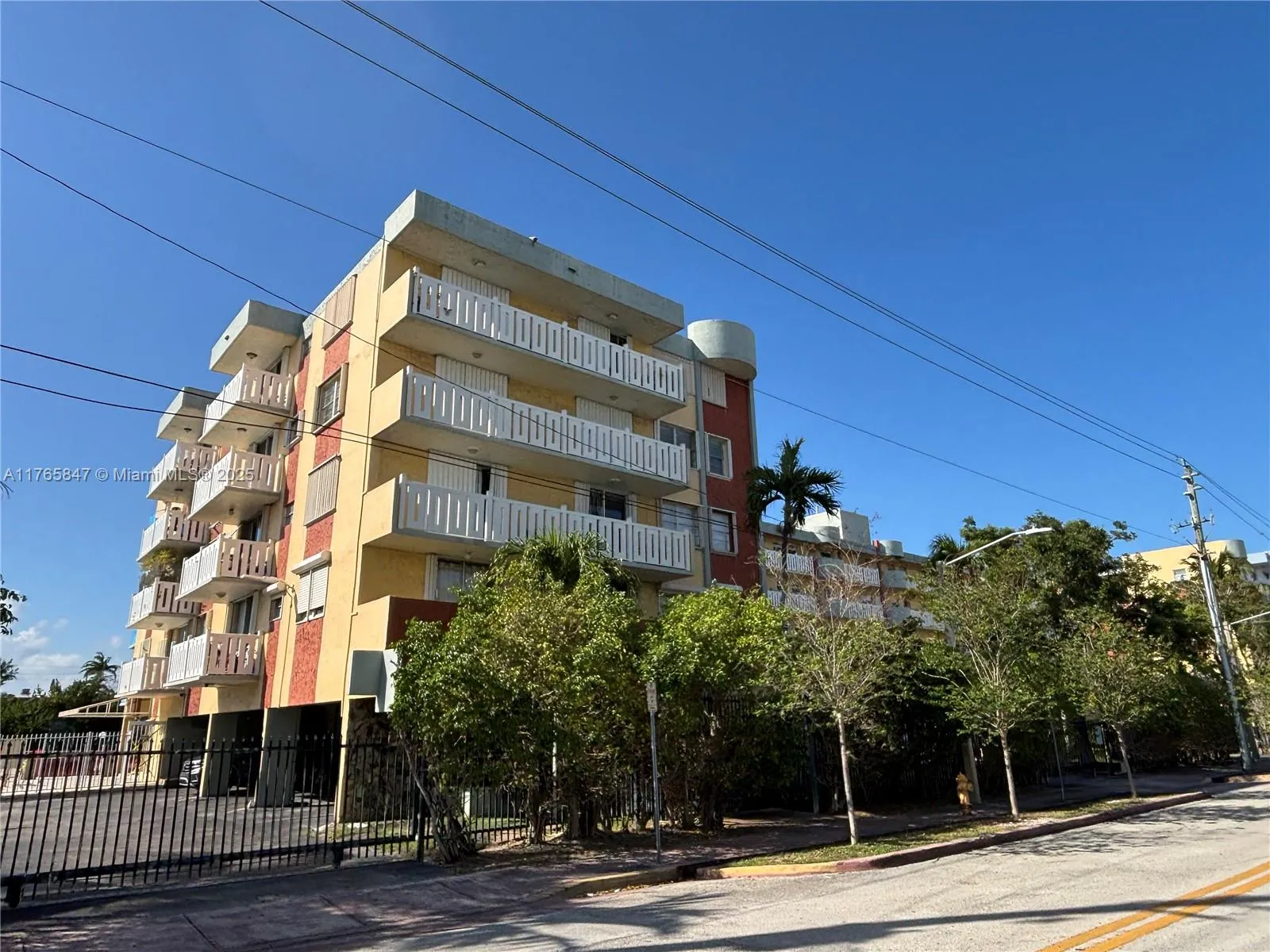 7900 Tatum Waterway Dr # 413, Miami Beach FL 33141