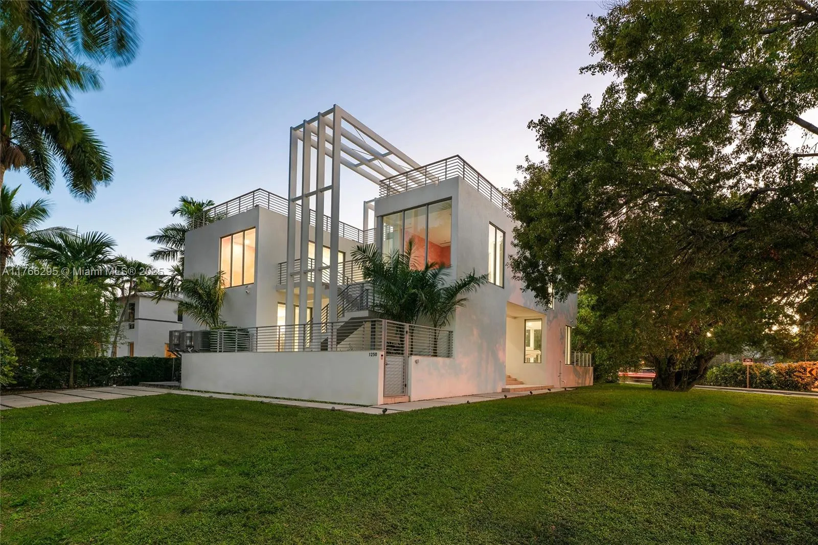 1250 N Venetian Way, Miami FL 33139