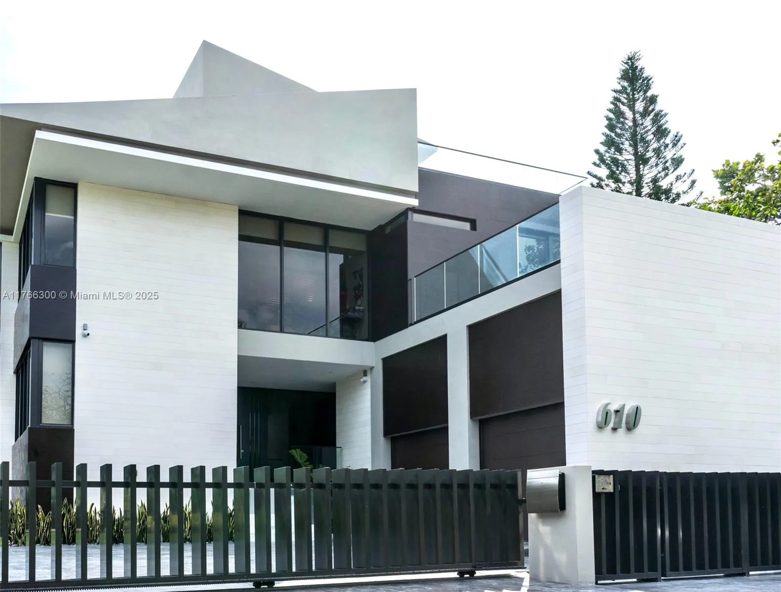610 Harbor Cir, Key Biscayne FL 33149